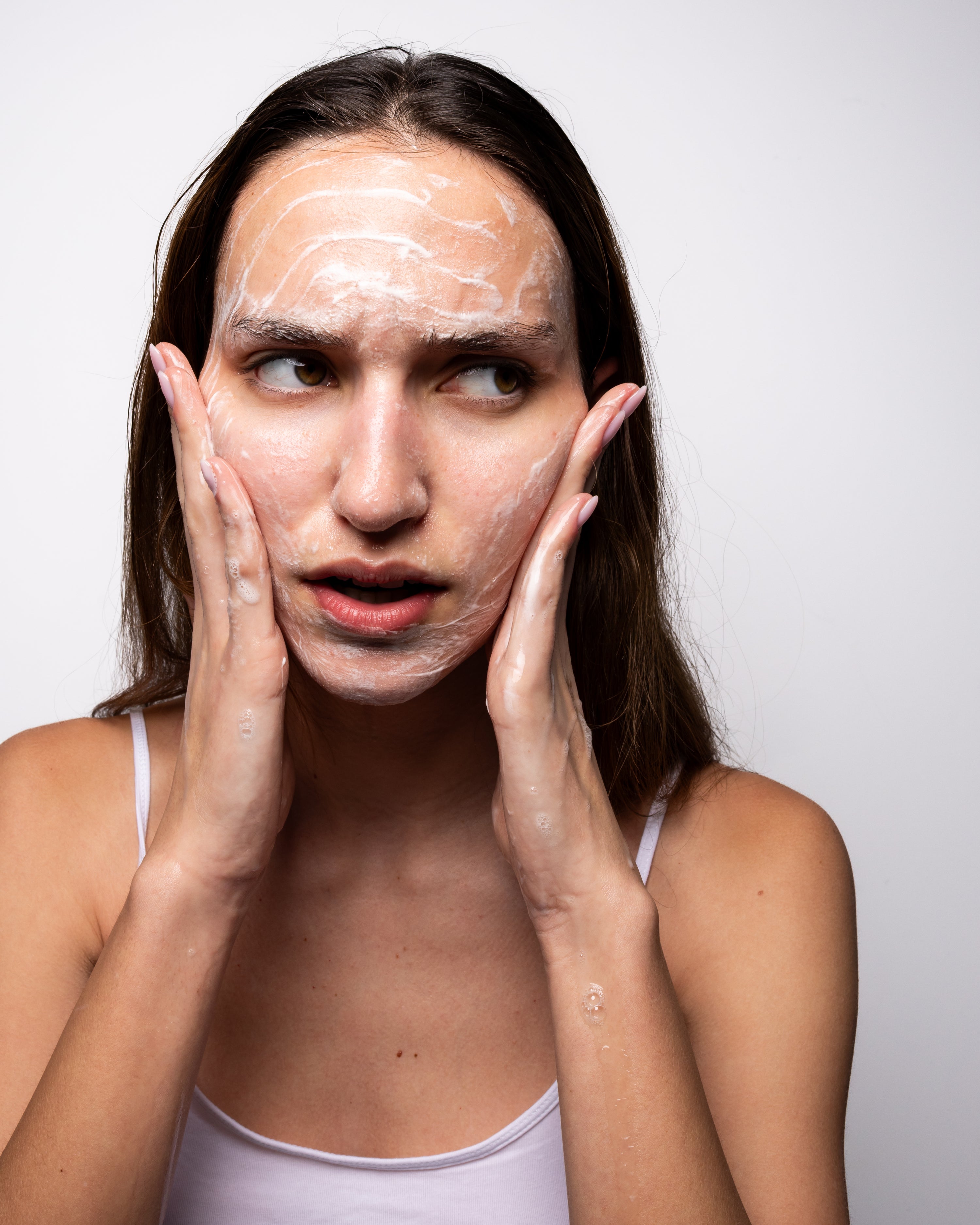 ALDEY 100ml face wash, use am and pm, a woman is using it